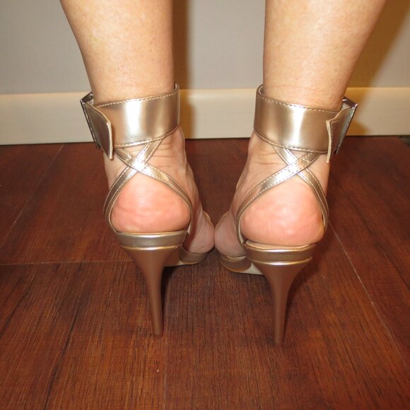 NIB STEVE MADDEN Gold High Heel Sandals - Picture 4 of 8